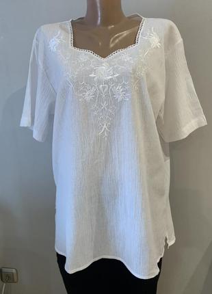 Ніжна елегантна білосніжна блузка /туніка з вишивкою