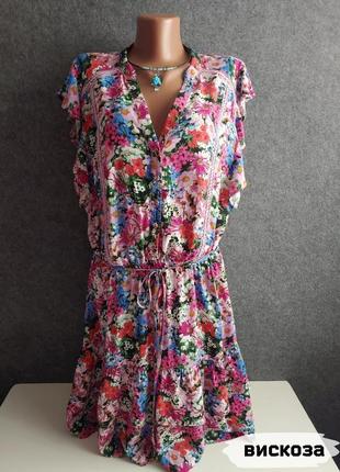 Яркое цветочное платье с воланами и декором из плетеного кружева из вискозы 48-50 размера
