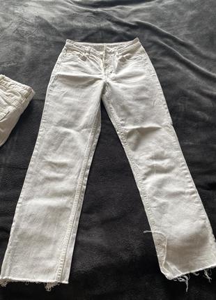 2 пары белых джинс