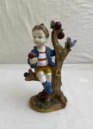 Статуэтка мальчик на яблоне, нитевичка
