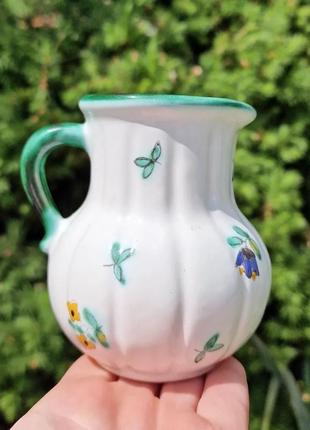 Чудовий глечик з ніжним квітковим візерунком keramik amphora.
підійде для молока, слівок, вази для квітів.