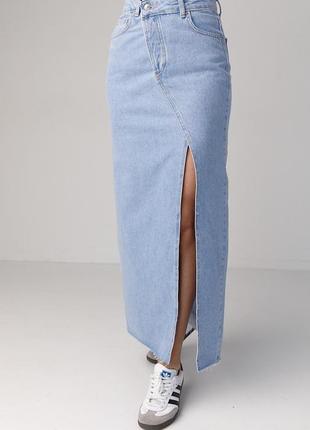Джинсовая юбка с разрезом и боковым гульфиком