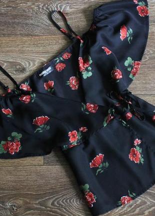 Шикарная блузка блузка майка на запах в цветочный принт с открытыми плечами от fashion union