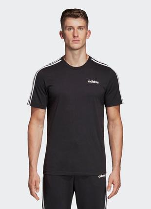 Чорна оригінальна базова футболка adidas з невеликим логотипом