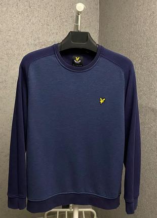 Синий свитшот от бренда lyle&scott