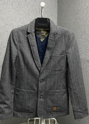 Серый пиджак от бренда anerkjendt
