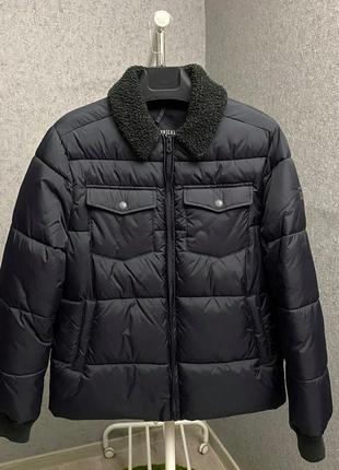 Чорна зимова куртка від бренда cyncal