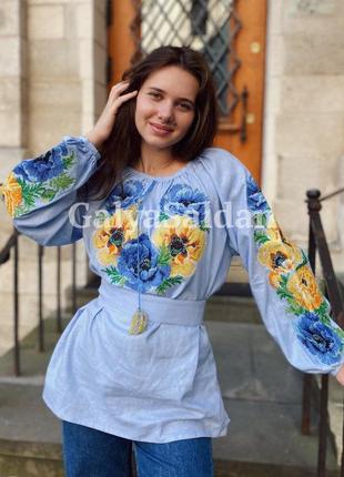 Украинская вышиванка женская голубая с цветами