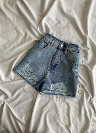 Стильные короткие голубые джинсовые шорты с потертостями