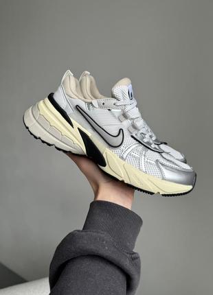 Трендові жіночі та чоловічі кросівки nike womens v2k runtekk silver beige сріблясті з бежевим