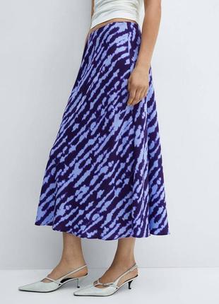 Довга спідниця з розрізами і складками