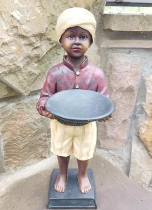 Редкая статуэтка индийский мальчик с тарелкой.