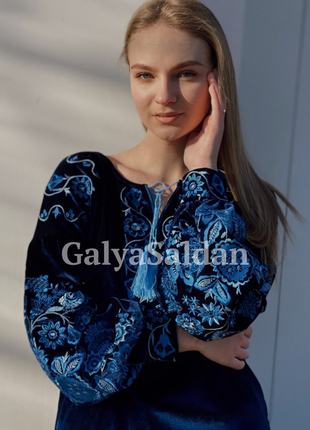 Бархатная эксклюзивная вышиванка синяя