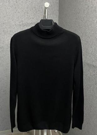 Черный свитер от бренда defacto