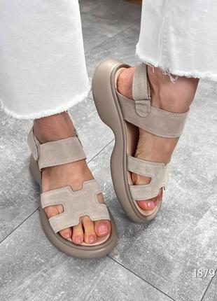 Бежевые замшевые босоножки в стиле hermes