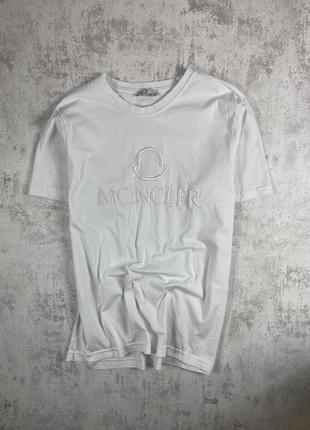 Біла футболка moncler: елегантність з вишитим логотипом