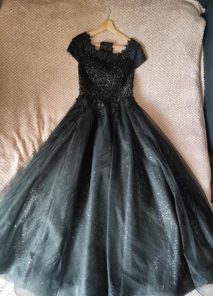 Чёрное пышное платье