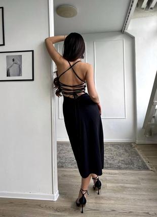 Ідеальна базова чорна сукня з трендовою спинкою, за рахунок щільної тканини буде моделювати вашу фігуру