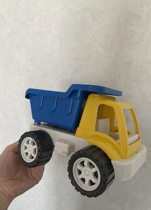 Іграшкова вантажівка
