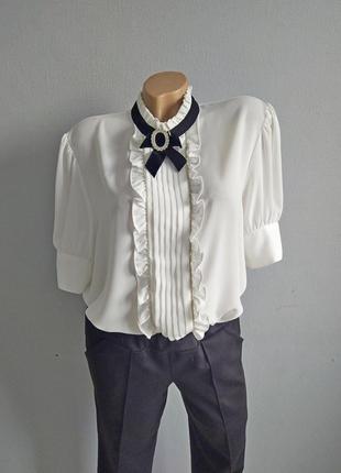 Шифонова блуза з брошкою.1 фото