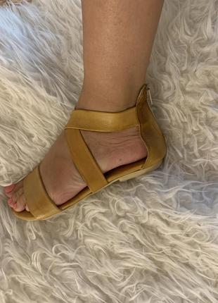 В наявності босоніжки шкіра натуральна