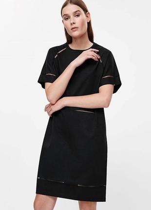 Черное платье-футболка в сетчатую полоску cos
