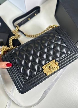 Черная кожаная сумка в стиле chanel