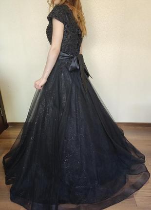 Чорна пишна сукня