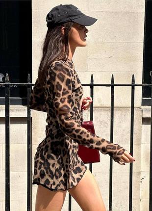 Коротка леопардова міні сукня
