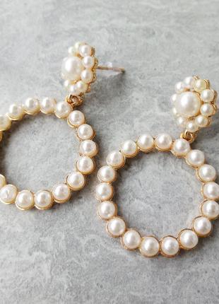 Чудові золотисті сережки кільця з перлами.