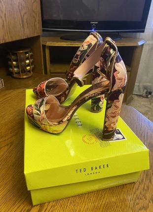 Босоніжки жіночі