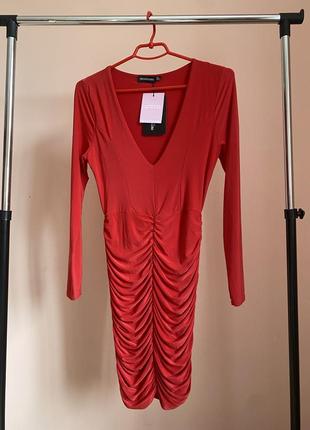 Червона сукня від бренду prettylittlething