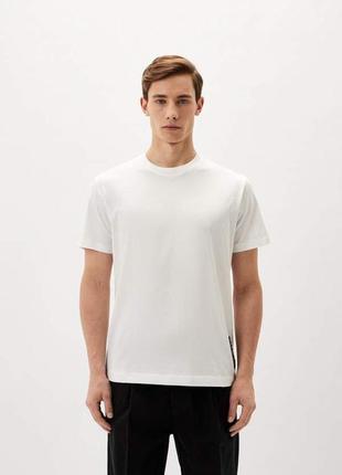 Мужская футболка johnmond белого цвета.
