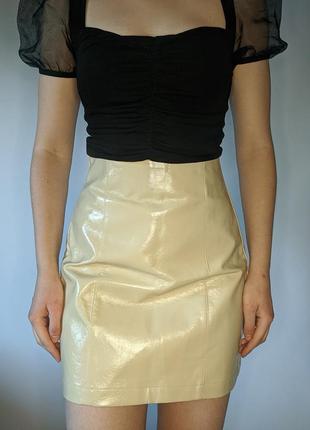 Классическая базовая бежевая мини короткая лакированная юбка под эко искусственную кожу