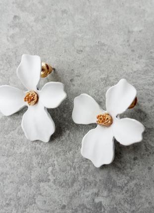 Нежные белые серьги серьги в форме цветка.