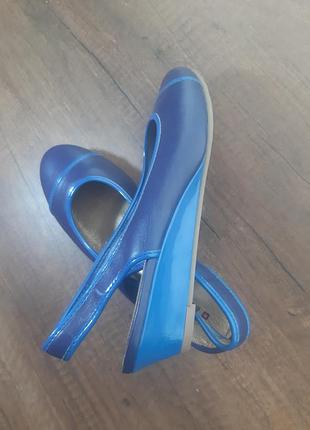 Нові зручні босоніжки на танкетці