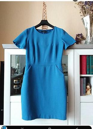Класична блакитна сукня, що підкреслює фігуру