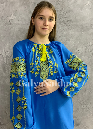 Патріотична якісна українська вишиванка на легкому блакитному шифоні, українська вишита блуза шифон