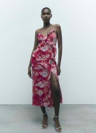 В наличии платье с цветочным принтом и рюшами