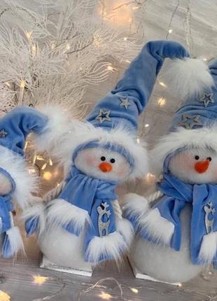 Інтер'єрна фігурка новорічна сніговик у голубом калпаке 32 см