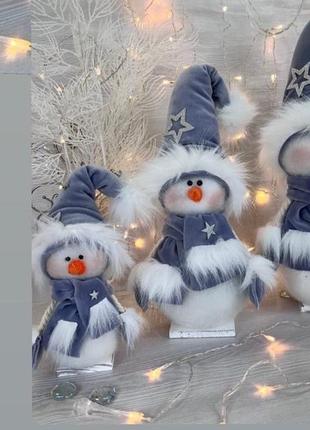 Інтер'єрна фігурка новорічна сніговик у сером калпаке 32 см