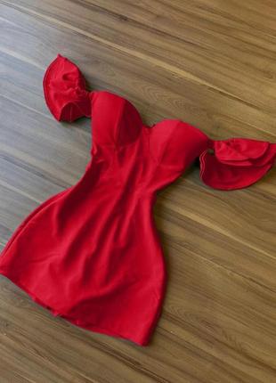 Сучасне плаття з чашками в довжині мінічервоний