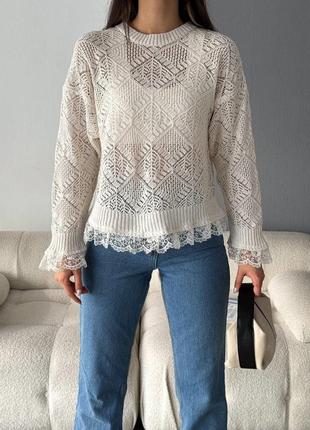 Красивый ажурный свитер украшен кружевом белый tra