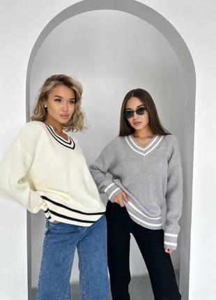 Стильний светр з v-подібним вирізом сірий