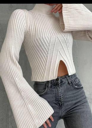 Укороченый свитер с розклешонными рукавами белый tra