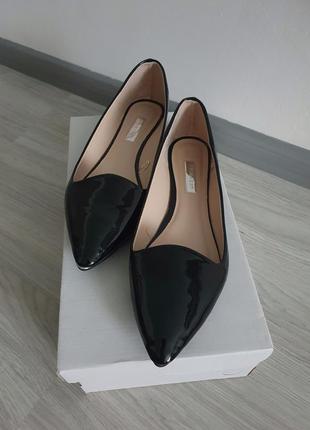 Новые черные лакированные туфли балетки primark