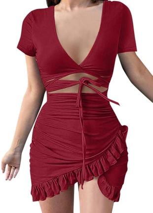 Платье бордового цвета по переду на завязках