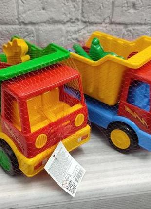 Игрушечный грузовик - самосвал с игрушками, фигурками для песочницы