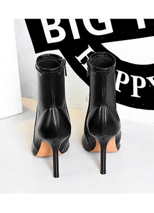 Жіночі ботільйони, чоботи