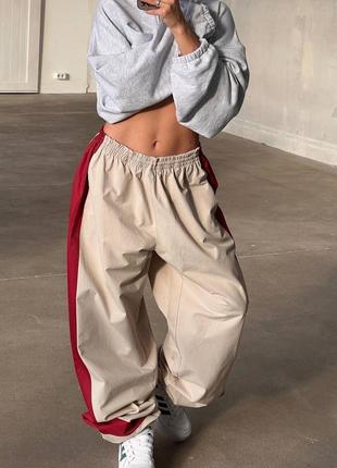 Штани спортивні плащівка карго джогери жіночі  оверсайз об’ємні класичні прямі по фігурі слоучі широкі брюки кишені дуті оверсайз кльош